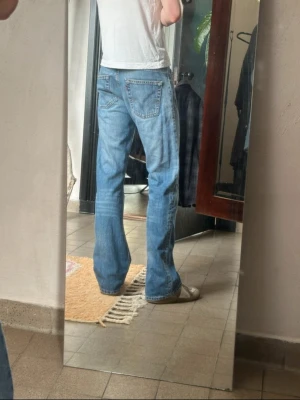 Vintage 512 bootcut jeans Levi’s  - Säljer ett par  blå vintage bootcut jeans från Levis med fem fickor. Storlek 29/32 men kolla gärna måtten                         Längd:107cm när jag mäter från baksidan, midja:37,5cm-38cm, benöppning 23cm