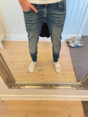 Jack&jones jeans Slimfit - Slimfit jeans från jack&jones med snygga fades. Modellen på bilden är 183cm, storlek 29/32. Hör av er vid funderingar!