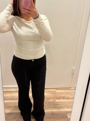 Svarta Lindex byxor 158 • Bootcut • Utsvängda • Y2K • Trendiga  - Sjukt snygga svarta byxor från Lindex 🖤 Storlek 158 (12–13Y). Använda fåtal gånger och i fint skick! Passar perfekt till både vardag och fest.  ✂️ Har tidigare sytt upp dem då de var lite långa för mig, så små spår av tråd kan finnas kvar, men det mesta är borttaget.  🎁 Kolla gärna min profil! Jag har riktigt bra bundle-erbjudanden, och vid köp kan du även välja EN valfri sak gratis från mina annonser. 🛍️  Passa på att fynda! 🤍 