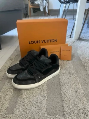 Louis Vuitton skor - Louis Vuitton ”Monogram Eclipse” i storlek 8 vilket motsvarar 41.5-42 skorna är inprincip helt nya bruksskick- Kvitto finns! Priset går att diskutera 