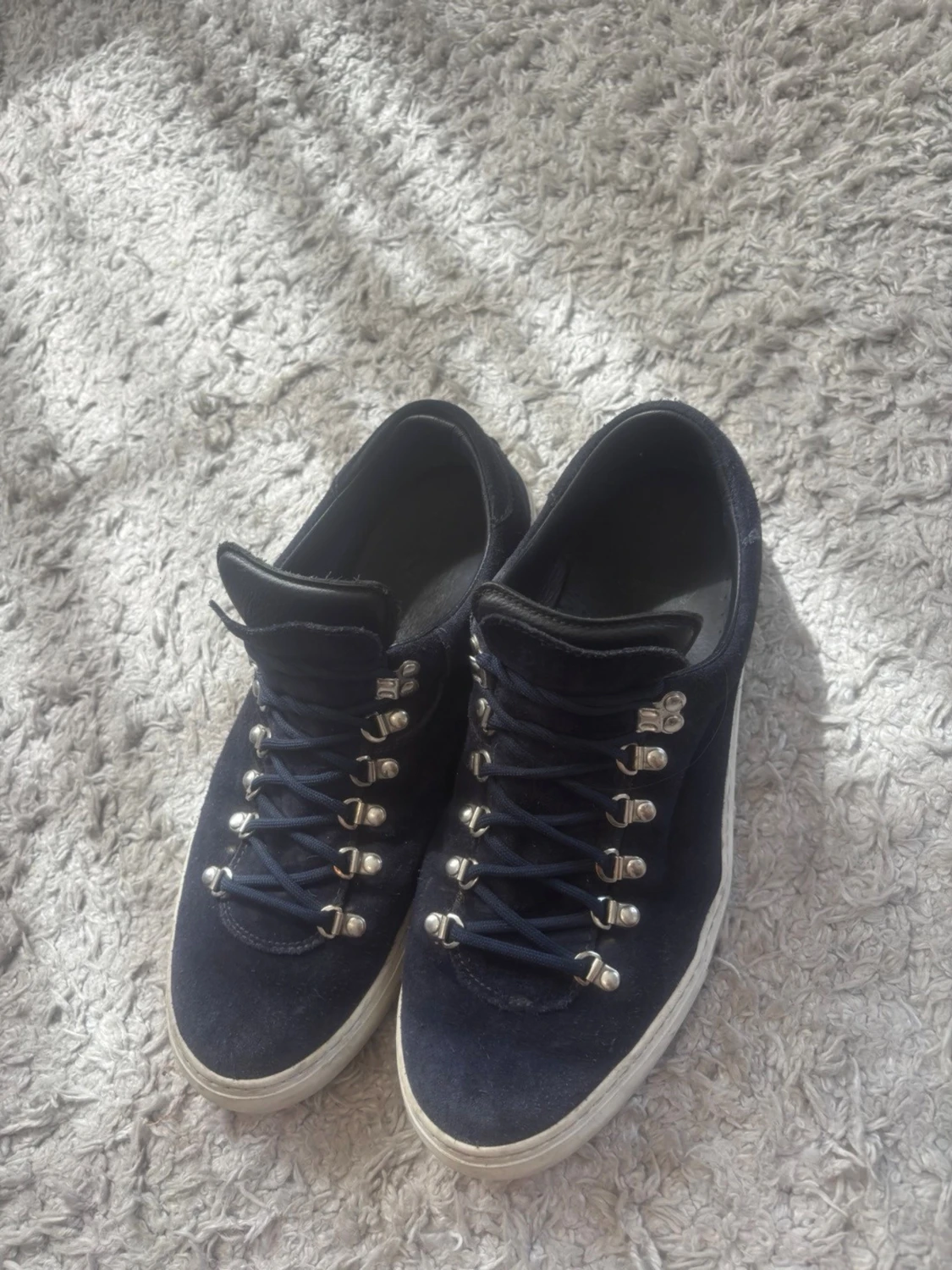Mörkblå sneakers med mocka och metall - 1