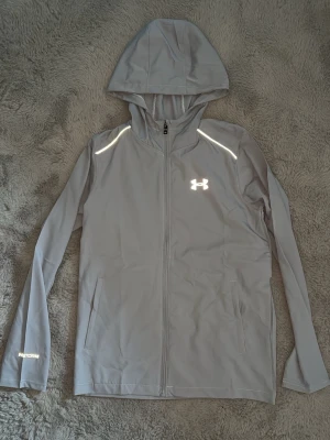 Under armour jacka  - Säljer denna under armour vind jackan storlek medium är lite kort på mig som är 189 skriv om ni är intresserad fraktar samma dag 