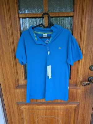 Helt ny Lacoste piké - Tjena! Jag säljer en riktigt snygg Lacoste piké!😁 Den är helt ny och har fortfarande lapparna kvar! Den är självklart äkta✅ Skicka om du har några frågor☺️