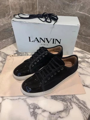 Lanvins - Blanka lanvins i topp skick som passar storlek 45. Allt i bilden fås med och äktihetsbevis finns. Jag upskattar snabba affärer så skicka prisförslag