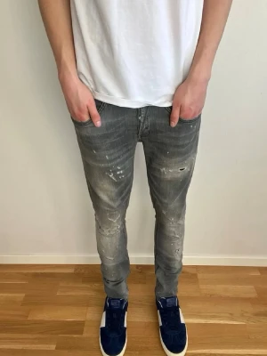 Dondup George Jeans  - Säljer nu dessa riktigt feta Dondup jeansen, modellen är den mest populäraste på marknaden George, väldigt fint skick & sitter väldigt bra, nypris ligger på runt 3500 säljer dem nu för 1099, denna modellen är även den mest eftertraktade på marknaden just nu, snygg grå tvätt med slitningar, storleken är W31, vid fler frågor eller funderingar är det bara att höra av sig / AC Fashion 🤩