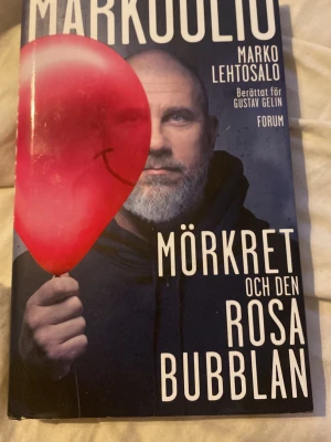 Mörkret och den rosa bubblan - En självbiografisk bok av Marko Lehtosalo, känd som Markoolio. Boken har ett omslag i mörka färger med en rosa ballong och porträtt av författaren. Den handlar om hans resa från en tuff barndom till att bli en av Sveriges största artister.