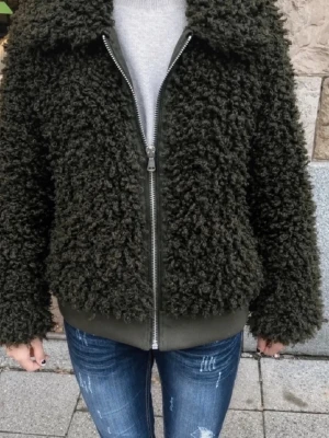 Grön teddy jacka hm  - Sååå snygg! Storlek 38