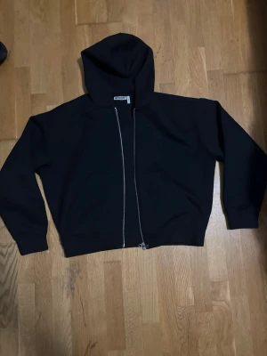 Weekday scuba hoodie  - Säljer en Weekday scuba hoodie i väldigt fint skick, Koftan är i Storlek M 