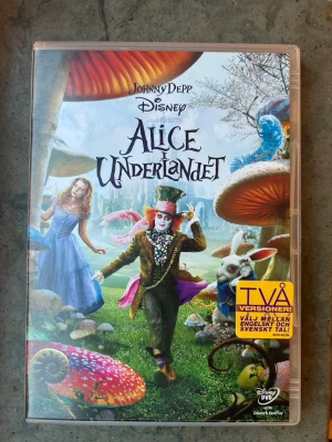 Alice i underlandet DVD - DVD-film "Alice i Underlandet" från Disney. Filmen är regisserad av Tim Burton och har Johnny Depp i en av rollerna. Textning finns på svenska, danska, norska, finska och isländska. Ljud: Dolby Digital 5.1. Speltid: 1 timme 44 minuter. Produktionsår: 2010. Åldersgräns: 11 år.  Finns på språk: Svenska, Danska, Norska, Finska, Engelska   OBS!! skivorna är begagnade så det kan förekomma repor/hairlines på skivorna, men då jag kollar igenom alla filmer jag säljer garanterar jag att alla funkar 