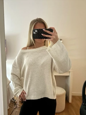 Off shoulder vit stickad tröja - Säljer en oversized vit stickad tröja 