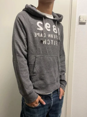 Abercombie & Fitch hoodie - Snygg hoodie ifrån Abercombie & Fitch i storlek S. Bra skick. Modellen är 173cm, 64kg. Pris kan diskuteras!!