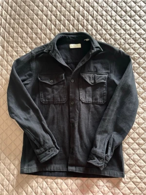 Jack & Jones overshirt - Säljer nu min Jack & Jones overshirt då jag köpt en ny! | Storlek S. | Använd, fint skick. | Passar perfekt till att sommaren börjar ta slut. | Släng iväg en signal vid funderingar så svarar jag snabbt. | 