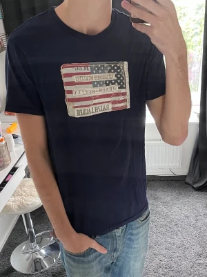 Ralph Lauren T-shirt - Riktigt snygg Mörkblå T-shirt från Ralph Lauren | Storlek M | Mycket bra skick✅|