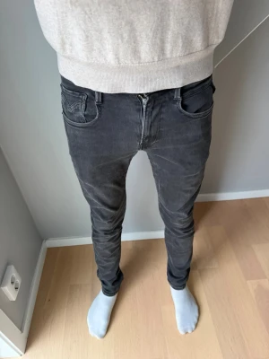 Replay Anbass, 28/32 - Replay Anbass i storlek 28/32. Har tyvärr ett litet hål nedanför gylfen, som man dock inte alls tänker på. Modellen är 180cm😃           //VIO Closet