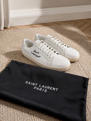 Vita Saint Laurent Canvas Low  - Snygga vita sneakers från Saint Laurent i canvas med handskriven logga på sidan. Klassisk låg modell med vita snören och gummisula. Perfekta för dig som gillar stilrena och exklusiva skor med en clean look. Feta skor från Saint Laurent i storlek 42 Dustbag medföljer. 