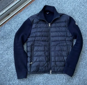 Moncler jacka  - Säljer en frach moncler jacka för ett pris på 3400 kr. Sick 9/10 hör gärna av er vid intresse 