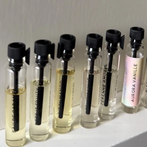 Parfymprover från Essnce  - Säljer ett set med åtta parfymprover från Essnce. Eau de caramel Keep it fruity Fizzy mango  Femina Vivit Perenne Amore  Aurora Vanille Black velvet Skyfall mystery 