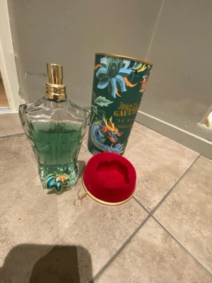 Jean Paul Gaultier Le Beau Eau de Toilette - Säljer nu denna väldigt härliga Jean Paul Gaultier paradise garden parfymen som jag har haft i typ 2 månader, behöver sälja dem pga jag behöver pengar.👍🏼priset är ej hugget i sten!🤝