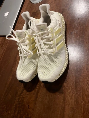 Adidas i riktigt gott skick - Mycket fint skick enda slitaget har jag tagit bild på i övrigt riktigt fina !