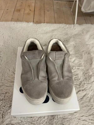 Eytys doja grå - Stilrena grå eytys modellen doja i mocka med vit sula och diskret meshdetalj framtill. Skorna har en minimalistisk design utan snörning och en något tjockare sula för en modern look. Perfekta för dig som gillar enkel och clean stil.