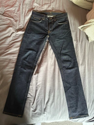 Mörkblå Nudie Jeans - Säljer ett par mörkblå jeans från Nudie Jeans med raka ben i modell lean dean. Det är använda en gång och har storleken 31x32, det är bara att höra av dig om eventuella frågor!