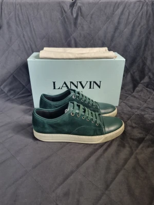 Lanvin - Lanvin Cap Toe sneakers | Storlek: Uk 9 fits 43-44 | Skick: 9/10 | Endast sulan som är använd | Tillkommer: Box och 1 dustbag | Färg: Mörkgröna | Nypris: 4999kr | Vårt pris: 1999kr | Kvitto finns! Kolla bild 7 | Bara att skriva om du har några funderingar! | Välj helst Bring som leveransmetod, eftersom jag bor bredvid en Bring box! Då går leveransen 100 % snabbare, Instabox funkar också!