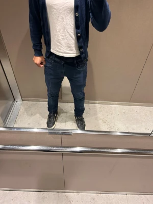 Replay Anbass - Säljer dessa nästan helt nya Replay anbass jeans. De är slim fit och är hyperflex vilket gör de extremt bekväma. Säljer dom till ett topp pris! Kan gå ned vid snabb affär! Storlek: 30w/32L. Mått: 38 bredd, 100 som längd.                                Hör gärna av er om ni har frågor!