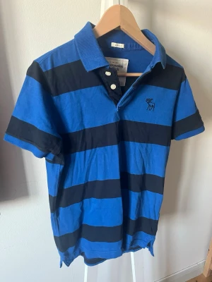 Abercrombie & Fitch pikétröja  - Sjukt snygg pikétröja från Abercrombie & Fitch. Muscle modell. Storlek M. Kan passa S. Mycket bra skick. Skriv vid eventuella funderingar😁  Fraktar inom 1-2 dagar 