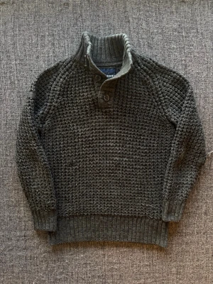 Superdry tröja ~ vintage  - Säljer nu denna sjukt snygga Superdry stickade tröjan | st M ~ 175–185cm | passar perfekt nu till kyligare dagar! Modellen produceras inte längre och är därav väldigt sällsynt. Kan även gå ner lite i pris vid snabb affär🍁🫶