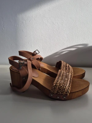 5th Avenue sandaler - äkta trä och läder! Made in Italy - 5th Avenue sandlar i äkta trä och läder. Mycket fint skick, endast använda fåtal gånger.  Angivet på skon: Storlek 38, Made in Italy 🇮🇹