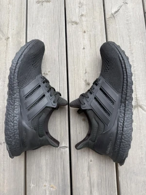 Svarta Adidas Ultraboost sneakers - Adidas ultra boost, storlek 44 i ett mycket fint skick. Säljer dem då dem är för små. Kvitto finns.