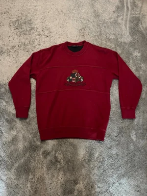 Vintage Paul & Shark Yachting sweatshirt - Säljer en vintage vinröd sweatshirt från Paul & Shark med broderad logga och flaggor på bröstet. Tröjan har rund halsringning, långa ärmar och ribbade muddar. Extremt skönt och ovanligt plagg🙌 skriv för funderingar!