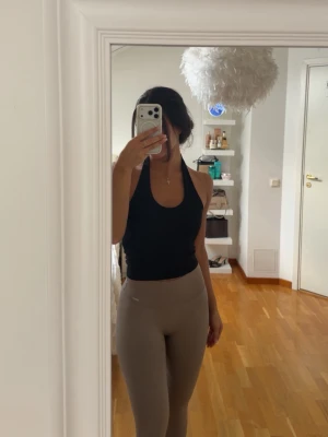 Beige leggings AIMN  - Säljer ett par beige leggings med hög midja och tight passform. AIMN.