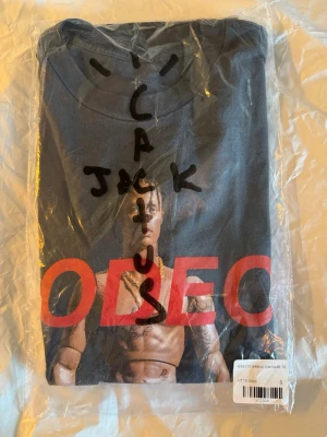 Travis Scott Rodeo T shirt - Helt ny Travis scott Rodeo 10 year anniversary t-shirt, säljes då den inte passar mig, köpt hösten 2025