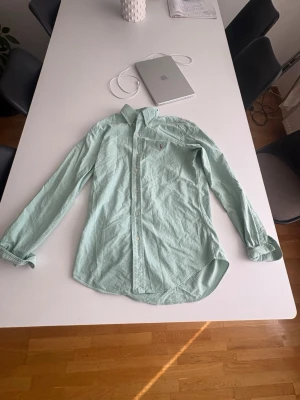 Ralph Lauren skjorta  - Ralph Lauren Oxford slim fit skjorta är i princip ny skick skriv för mer info.