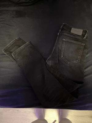 Svarta jeans Jack & Jones - Snygga svarta slim fit jeans från Jack & Jones. Klassisk femficksmodell med normalhög midja och raka ben. Jeansen är tillverkade i ett mjukt och stretchigt material som ger skön passform och stilren look.