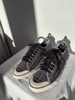 DATE sneakers - Storlek 43, skick 10/10 helt nya. Postar samma dag!