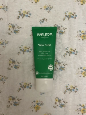 Weleda Skin Food 75 ml - Weleda Skin Food är en rik, näringsrik hudkräm för ansikte och kropp. Passar särskilt bra för torr till mycket torr hud. Den innehåller naturliga ingredienser och växtextrakt. Jag har testat den två gånger men säljer då jag inte har torr hy och den blev för fet för mig. 