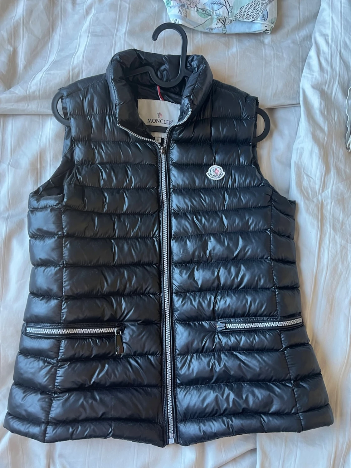 Svart dunväst från Moncler
