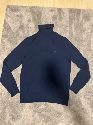 Turtleneck från Calvin Klein - Riktigt snygg och stilig turtleneck, perfekt för lite finare evenemang. Hesitera ej om att skriva om prisförslag/frågot