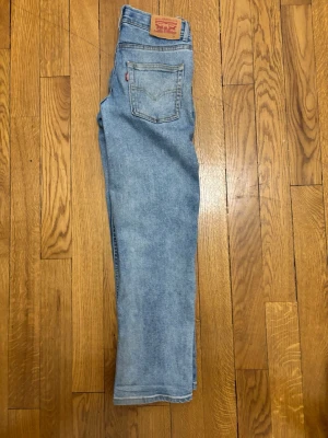 Levis loose taper  - Säljer ett par ljusblåa Levis jeans stlk 12a och 152cm och har en ganska baggy och najs look. Inga stora defekter men lätt använd