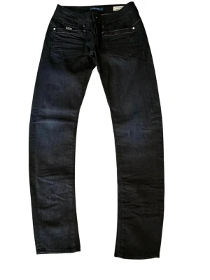 G-Star RAW 3301 Low T Skinny WMN jeans mörkblå raw denim W31 L32 - Säljer mina mörkblå G-Star RAW LOW T SKINNY WMN, SIZE 31 LENGTH 32, Code 33 01. Låg midja, skinny ben, mörk rå denim med matt yta. Knappt använda, otroligt fint skick, inga hål eller fläckar, endast lätt förvaringsveck som går att ånga bort. Blå Gstar Raw etikett bak, G-STAR ORIGINALS tag på myntfickan, vit bågsöm bak, knapp i midjan. Nypris ca 1 599 kr. Mått ca: Midja platt: 40 cm = 80 cm runt (W31 = 79 cm)