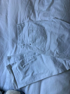 Vita lågmidjade jeans - Super snygga vita lågmidjade jeans, köpta secondhand. Perfekt lång för mig som är 168 cm. Snygga fickor, knappt använda🩷🩷. Står ingen storlek men skriv om ni vill ha specifika mått!!