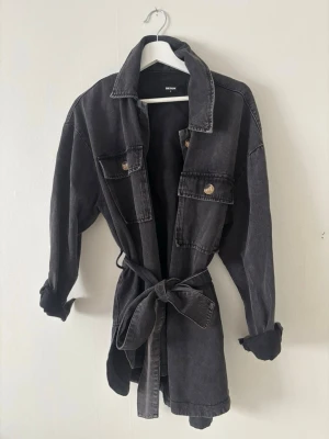 Jeans Jacka  - Mörk grå jeans jacka i storlek S, väldigt bra skick 