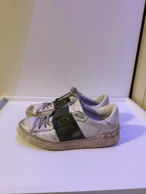 Valentino open - Säljer nu dessa Valentino open i färg mörkgrön storlek 38. Skorna behöver kärlek och kommer bli fina efter en tvätt. Självklart äkta, ingen box. Skriv vid fler funderingar eller frågor. 