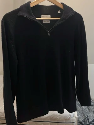 Mörkblå halvzip tröja these glory days merino ull - En stilren svart långärmad tröja med halv dragkedja. Tröjan är från these glory days i merino ull. Nypris 900kr. Storlek M. Men är ganska tajt i passformen så passar bäst på personer med storlek S! Perfekt för personer runt 170-180cm.