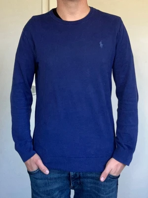 Ralph Lauren tröja  - Hej! Säljer nu en finstickad polo Ralph lauren tröja. Tröjan är i fint använt skick och är i storlek S. Jag på bilden är 175cm! Hör av dig vid frågor eller funderingar!