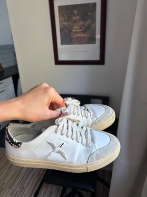 Vita sneakers från Axel Arigato - Fina skor från Axel arigato. Storlek 39. Dom är använda men i bra skick ❤️
