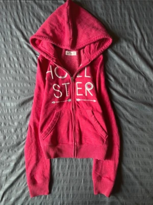 pink zip hoodie från Hollister - 2000s zip up hoodie from hollister. size xs. color pink. perfect for 2000s fall outfits. price can be discussed💕