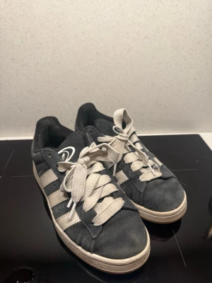 Svarta Campus - Snygga svarta Adidas campus. Köpta 2025. Använda flitigt men inga större defekter